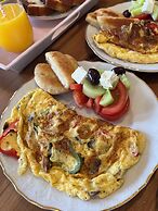 THEALOS SANTORINI close to square