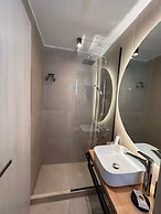 THEALOS SANTORINI close to square