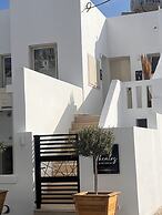 THEALOS SANTORINI close to square