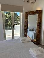 THEALOS SANTORINI close to square