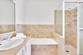 MARJ04- HOLIDAY APARTMENT IN MOOLOOLABA