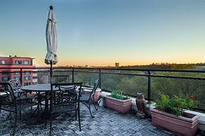 Gorgeous Rosslyn Penthouse w Views Free Parking Metro Subway