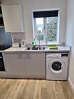 1 Bed Apartment Sleeps 2 - Parking & Wifi