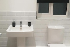 1 Bed Apartment Sleeps 2 - Parking & Wifi