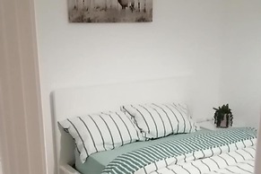 1 Bed Apartment Sleeps 2 - Parking & Wifi