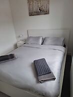 1 Bed Apartment Sleeps 2 - Parking & Wifi