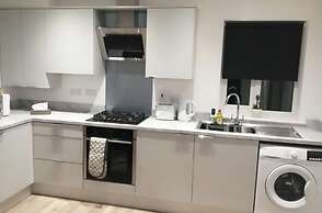 1 Bed Apartment Sleeps 2 - Parking & Wifi