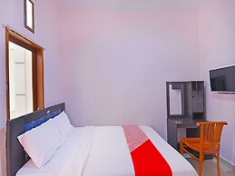 OYO 91445 Sandat Guest House