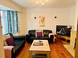 Gorgeous Cosy Home 2 Miles From Heathrow Airport