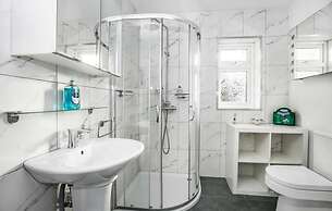 Gorgeous Cosy Home 2 Miles From Heathrow Airport