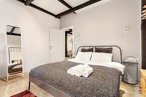 Amalia Flats by Oval