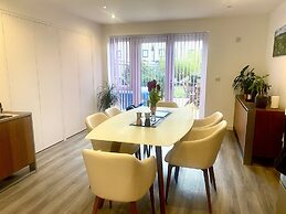Luxorious 2-bedroom Townhouse in Carshalton