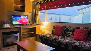 Sleeps 6, Gym, Entertainment, Pool, Beach