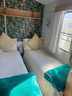 Sleeps 6, Gym, Entertainment, Pool, Beach