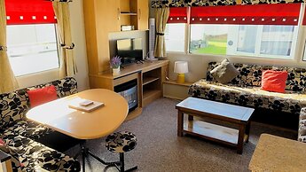 Sleeps 6, Gym, Entertainment, Pool, Beach