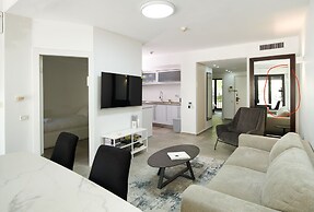 2 BR next to Old City with Patio by FeelHome