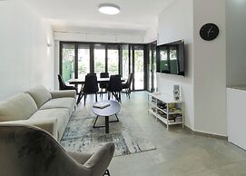 2 BR next to Old City with Patio by FeelHome