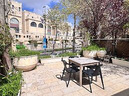 2 BR next to Old City with Patio by FeelHome