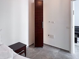 2 BR next to Old City with Patio by FeelHome