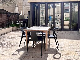 2 BR next to Old City with Patio by FeelHome
