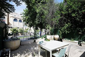 2 BR next to Old City with Patio by FeelHome