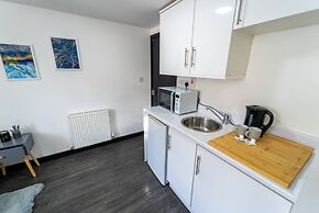 44 North Road Studios Near QE and UOB