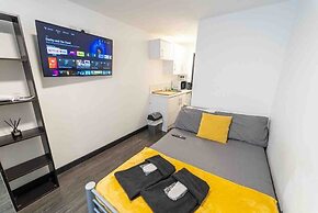 44 North Road Studios Near QE and UOB