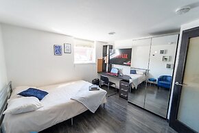 57 North Road Studios Near QE and UOB