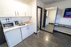 23 North Road Studios Near QE and UOB