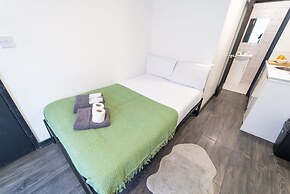23 North Road Studios Near QE and UOB