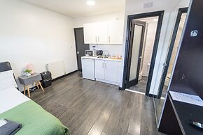 23 North Road Studios Near QE and UOB