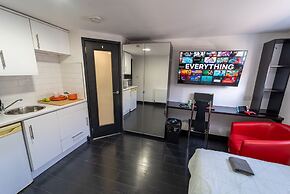 39 North Road Studios Near QE and UOB