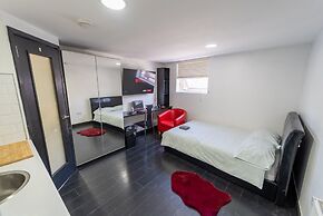 39 North Road Studios Near QE and UOB