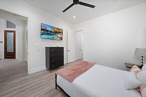 Casa Serenity Luxury Living w/ Pool & Jacuzzi