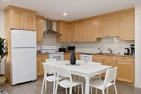 Cozy 2BR BSMT Suite Near Grouse Mt. and Edgemont.