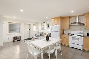 Cozy 2BR BSMT Suite Near Grouse Mt. and Edgemont.