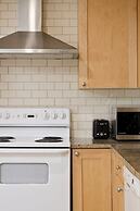 Cozy 2BR BSMT Suite Near Grouse Mt. and Edgemont.