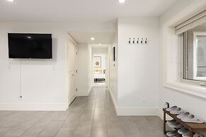 Cozy 2BR BSMT Suite Near Grouse Mt. and Edgemont.