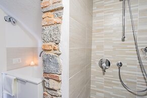 Pozzo Vertical Apartment With Garden and Parking