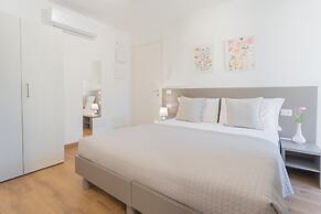 Pozzo Vertical Apartment With Garden and Parking