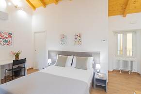 Pozzo Vertical Apartment With Garden and Parking