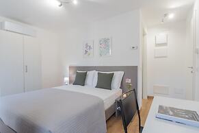 Pozzo Vertical Apartment With Garden and Parking