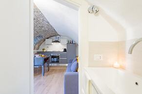 Pozzo Vertical Apartment With Garden and Parking