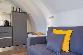 Pozzo Vertical Apartment With Garden and Parking