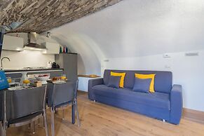 Pozzo Vertical Apartment With Garden and Parking