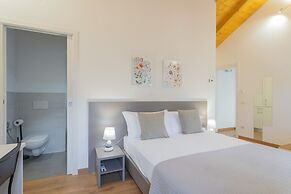 Pozzo Vertical Apartment With Garden and Parking