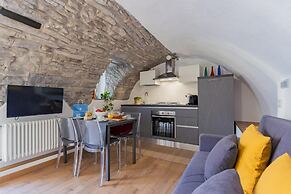 Pozzo Vertical Apartment With Garden and Parking