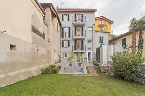 Pozzo Vertical Apartment With Garden and Parking