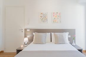 Pozzo Vertical Apartment With Garden and Parking