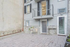 Pozzo Vertical Apartment With Garden and Parking